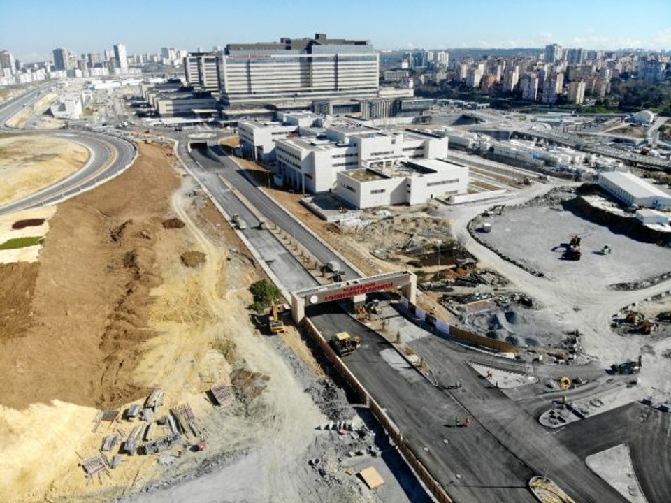 Başakşehir Şehir Hastanesi'nin yolları hızla yapılıyor
