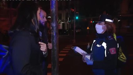 Скачать видео: Las fuerzas de seguridad reparten mascarillas en el transporte público