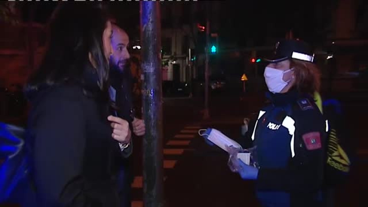 Las fuerzas de seguridad reparten mascarillas en el transporte público