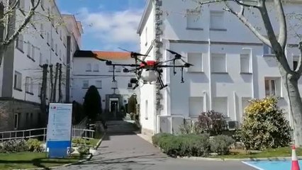 La UME sanea banco por banco dos iglesias en el municipio barcelonés de Sant Adrià de Besòs