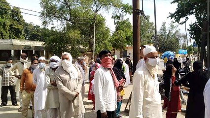 कैराना: बैंक के बाहर भीड़, कुछ ही उपभोक्ता कर रहे सोशल डिस्टेंसिंग का पालन