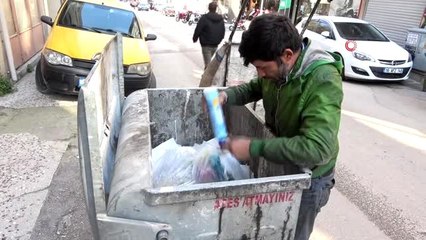 Korona virüse rağmen ekmek paralarını çöplerden çıkartıyorlar