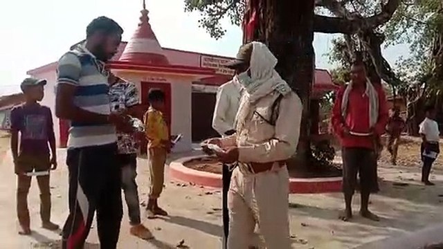 झाँसी: वन परिक्षेत्र अधिकारी के सहयोग से मार्क्स व सैनिटाइजर का वितरण किया गया
