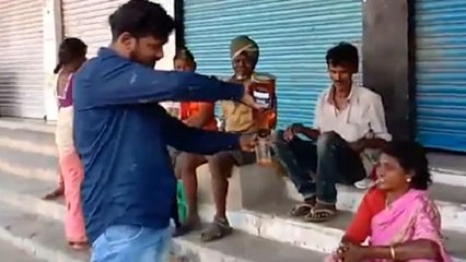 தெலுங்கானாவில் குடிமகன்களின் தாகத்தை ஒரு பெக் மூலம் தீர்த்து வைத்த மிஸ்டர் குமார்- வைரல் வீடியோ