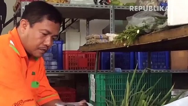 Layanan jual beli kebutuhan pokok di pasar tradisional secara daring tersebut diharapkan dapat mempermudah masyarakat untuk mendapatkan kebutuhan pokok .