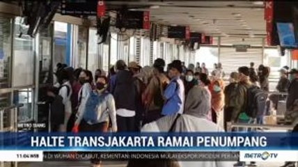 Halte TransJakarta Masih Ramai Penumpang