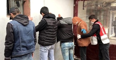Sosyal mesafe kuralına uymadıkları için uyarılan gençler uyuşturucu satıcısı çıktı