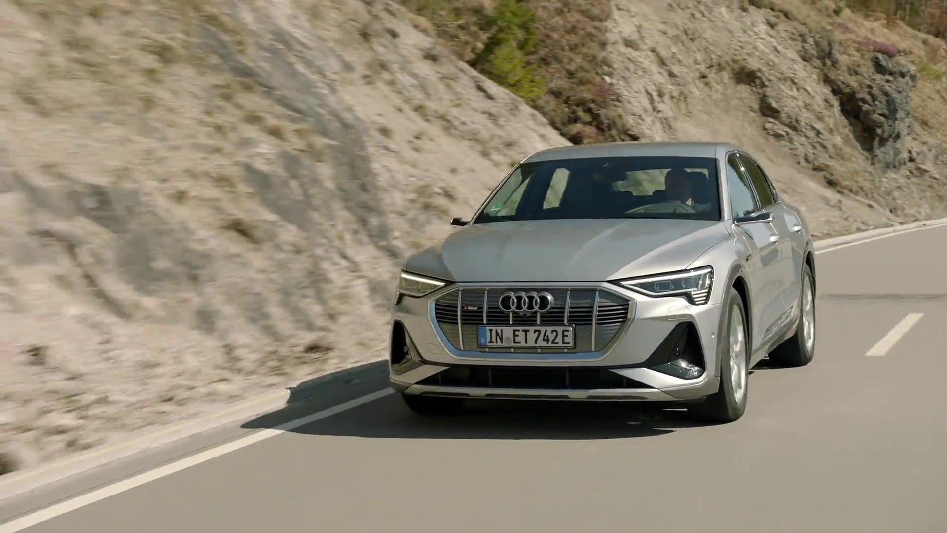 The new Audi e tron Sportback in Floret silver Driving Video