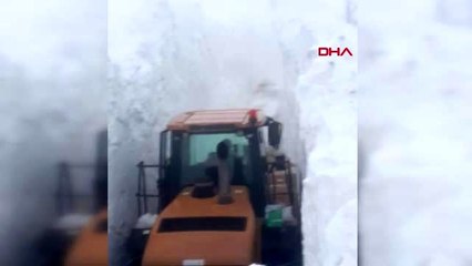 Askeri üs bölgesinin 5 metre karla kapanan yolu açıldı