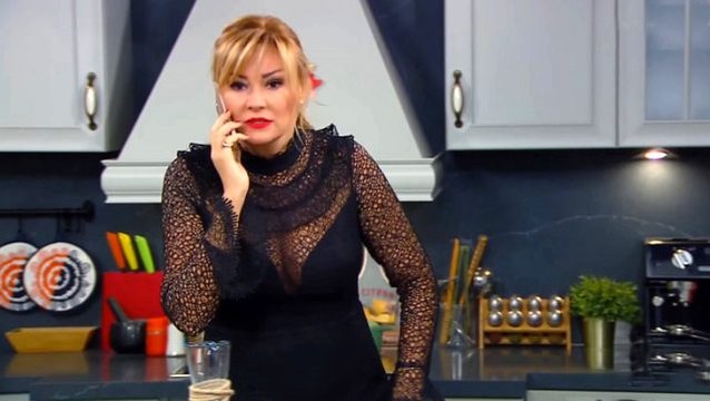 Pınar Altuğ, eşini dudağından öptüğü pozunu paylaştığı için kendisine Biraz edep diyen takipçisine tepki gösterdi