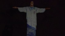 Le Christ Rédempteur de Rio revêtu d'une blouse de médecin en hommage aux soignants du monde entier