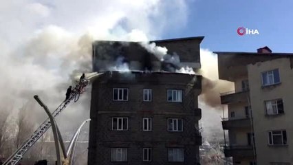 Hakkari'de 5 katlı binanın çatısında korkutan yangın