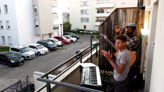 Besançon : le musicien Pat d'F performe depuis son balcon
