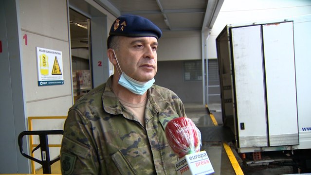 La Guardia Real ayuda a repartir víveres desde el Banco de Alimentos