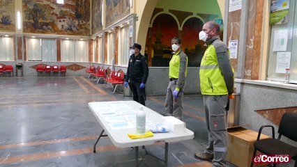 Reparten 434.000 mascarillas en el transporte público de Sevilla