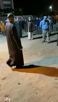 أهالى بكفر الشيخ يرتدون الكمامات أثناء دفن ضحية كورونا