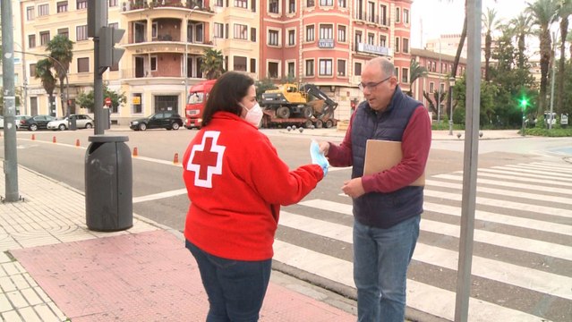 Reparten mascarillas higiénicas a trabajadores en Badajoz