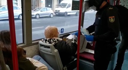 Agentes de la Policía Nacional reparten mascarillas en A Coruña