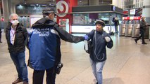 Policía y voluntarios reparten mascarillas a usuarios de la estación de Atocha