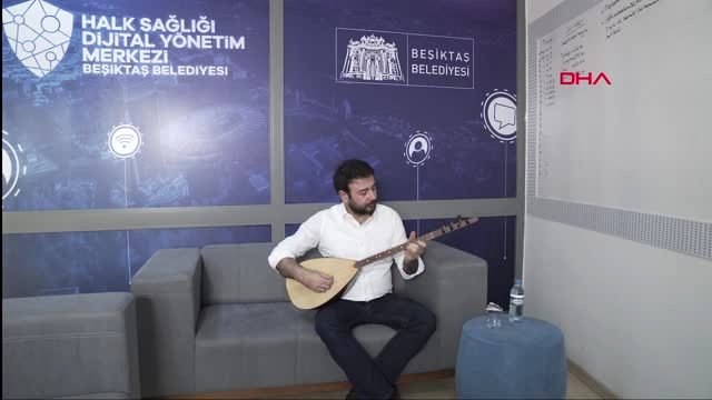 İSTANBUL Başkan Rıza Akpolat, hem saz çaldı hem türkü söyledi