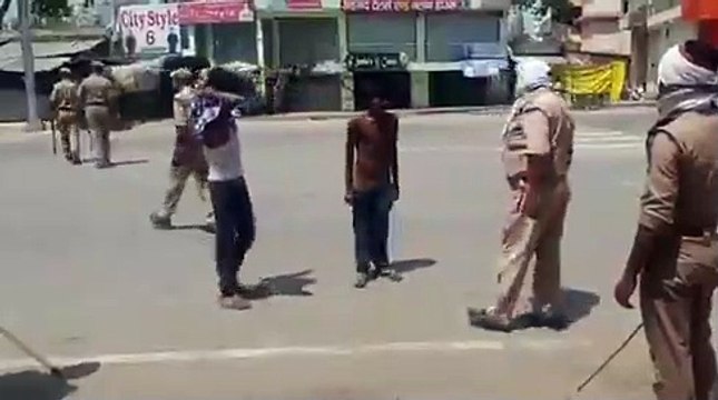 कौशाम्बी पुलिस की सख्ती, मास्क न लगाने पर पैंट उतरवा कर मुंह को ढंकवाया