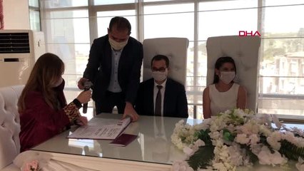 İZMİR Koronavirüs önlemleriyle nikah kıydılar
