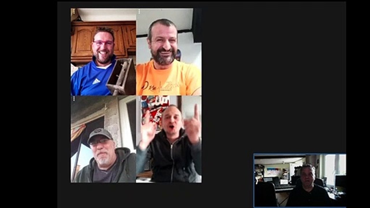 Quatre amis remplacent les crécelles par ordinateur