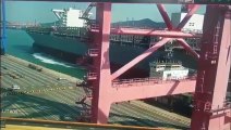 Virage serré, ce navire emporte la grue à containers au port !