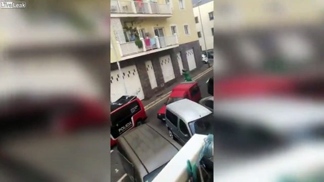 Déguisé en dinosaure, il échappe aux policiers en confinement !