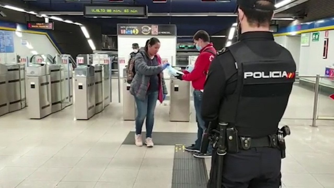 Policía reparte mascarillas en Nuevos Ministerios