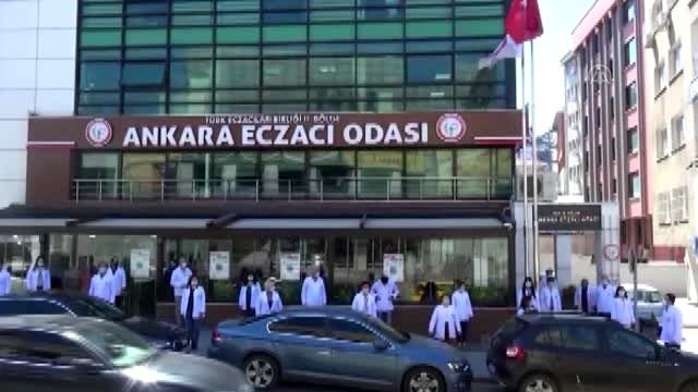 Kovid-19 nedeniyle hayatını kaybeden eczacılar anısına bir dakikalık saygı duruşu