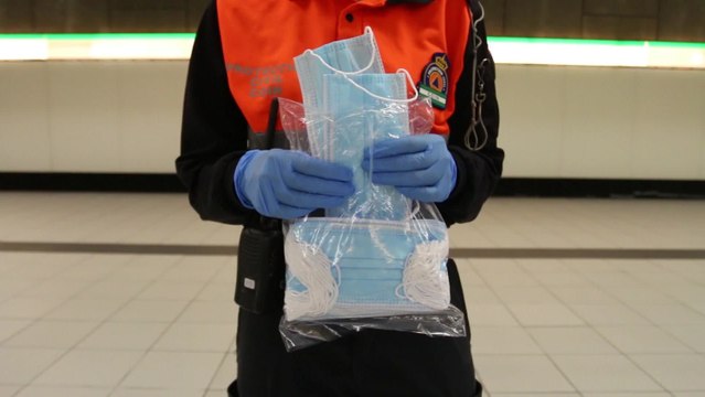 Protección Civil reparte mascarillas en el Metro de Málaga