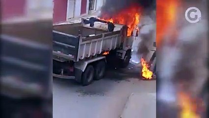 Caminhão em incendiado no bairro Flexal, em Cariacica