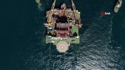 Dev petrol arama platformunun boğazdan geçişi havadan görüntülendi