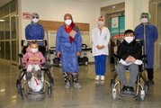 Korona virüsü yenen 5 yaşındaki Miray ve ailesi alkışlarla taburcu edildi
