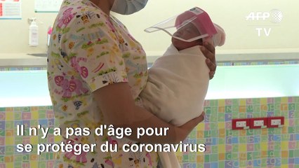 Coronavirus: à Bangkok, des mini visières de protection pour des nouveau-nés