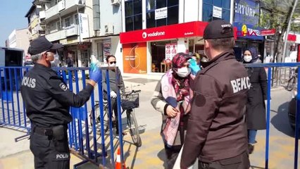 Düzce'de caddeye girenlerin ateşi ölçüldü