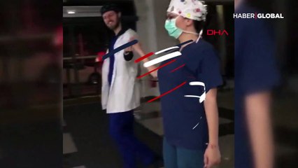 Sağlık çalışanı çift düğün danslarını hastane koridorunda yaptı