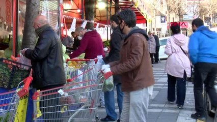 SOKAĞA ÇIKMA YASAĞI KALKTI, ESENYURT'TA MARKETLERDE YOĞUNLUK YAŞANDI