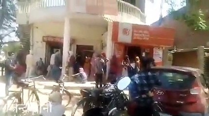 फतेहपुर: पट्टी शाह की बैंक में लोगों ने किया सामाजिक दूरी का उल्लंघन