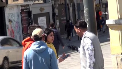 Taksim'de kuralları hiçe sayan turistlere polis müdahale etti