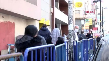 AVCILAR'DA POLİSTEN BANKA VE PTT KUYRUĞUNDAKİLERE SOSYAL MESAFE UYARISI