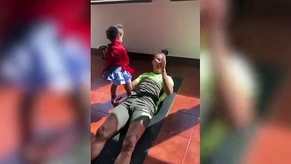 Así entrena Cristiano Ronaldo con sus hijos en el gimnasio