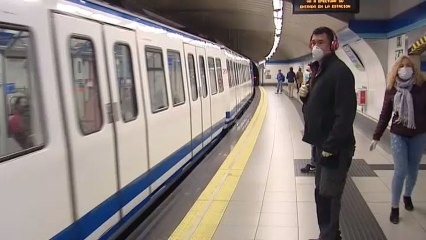 Los viajeros miden cada gesto cuando van a utilizar el transporte público