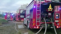 A fuoco baracche in area dismessa tra Milano e Assago (13.04.20)