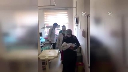 Koronavirüsü yenen 15 günlük bebek alkışlarla tabucu oldu