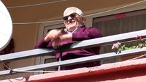 ORDU 70 yaşında, balkonda söylediği türkülerle komşularını eğlendiriyor