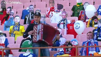 Pappkameraden beim Fußball - Weißrussland leugnet Covid-19