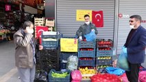 Pazarcı esnafından örnek davranış...Aralarında topladıkları meyve ve sebzeleri ihtiyaç sahiplerine...