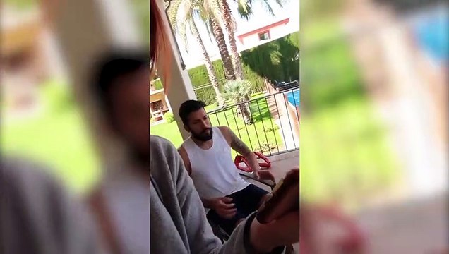Tamara Gorro le corta el pelo a su pareja Ezequiel Garay